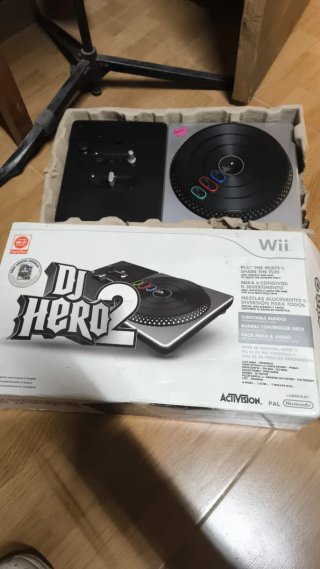 Pacchetto giradischi Wii DJ Hero 2