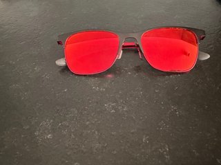 Gafas de Sol Adidas Negras y Rojas.
