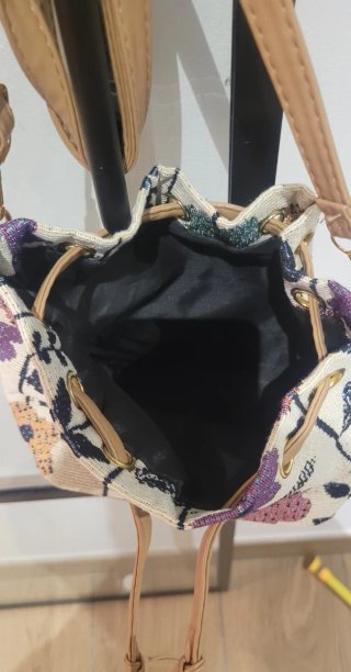 Bolso bombonera floral beige y multicolor