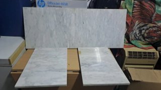 Placas de mármol blanco y gris