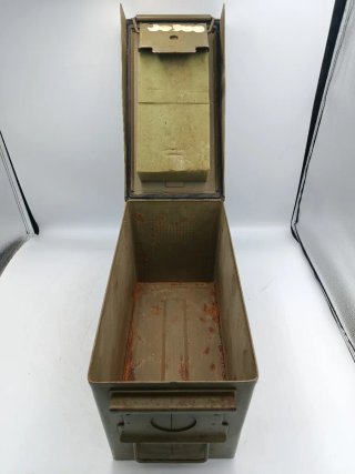 ANTIGUA CAJA METÁLICA MILITAR