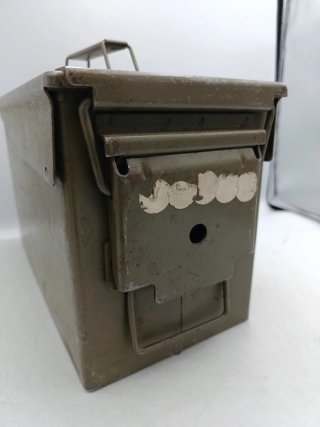 ANTIGUA CAJA METÁLICA MILITAR