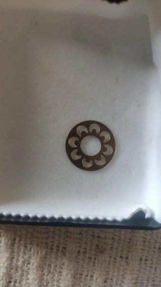 Colgante de oro con diseño floral
