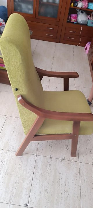 Sillón de madera maciza tapizado