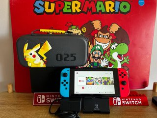 Nintendo Switch con funda Pikachu