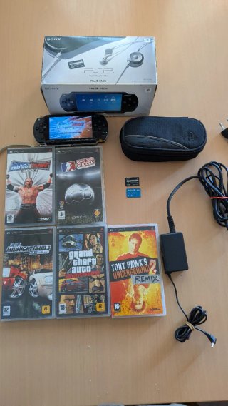 PSP Nera + 5 Giochi + 3 Memory Stick