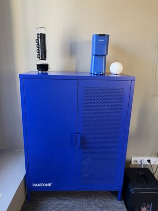 Aparador PANTONE azul de metal 2 estantes internos