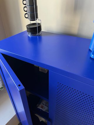 Aparador PANTONE azul de metal 2 estantes internos