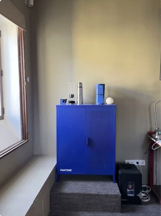 Aparador PANTONE azul de metal 2 estantes internos
