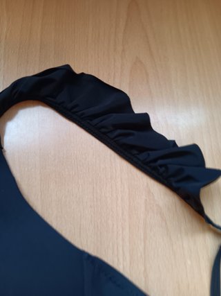 Costume bikini nero con volant