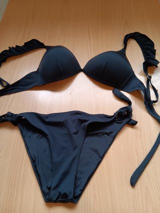 Costume bikini nero con volant