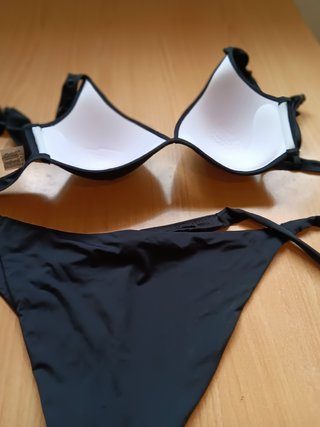 Costume bikini nero con volant