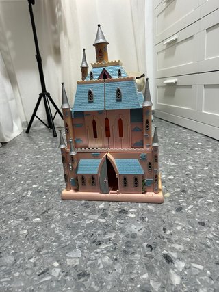 Castillo de juguete rosa y azul