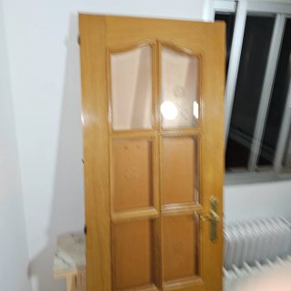Puerta de madera con cristal