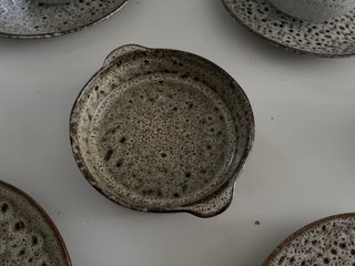 Vajilla cerámica beige y marrón