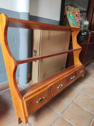 Estantería de madera de pino con cajones