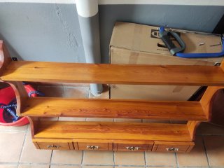 Estantería de madera de pino con cajones