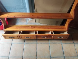 Estantería de madera de pino con cajones