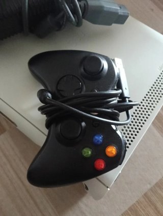 Xbox 360 + Alimentatore + Joypad