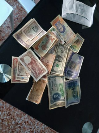 Lotto di Banconote Pesetas, Dollari e Bolivar