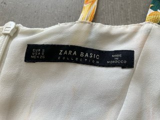Mono estampado floral blanco y amarillo