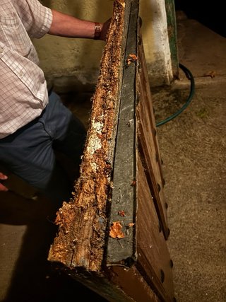 Puerta madera antigua con herrajes