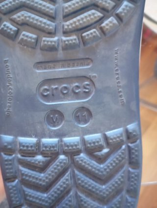 Sandalias Crocs Azul Marino con Detalles Rojos