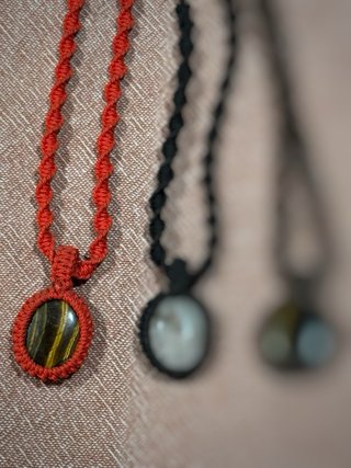 Collar ojo de tigre + pulsera macramé roja boho