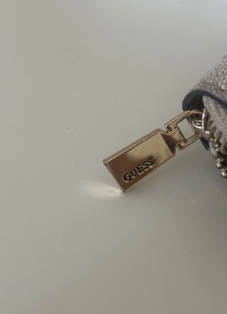 Monedero Guess beige estampado