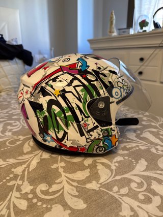 Casco de moto con diseño graffiti talla YS