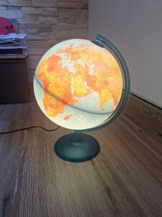 Globo terráqueo con luz