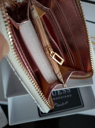 Cartera Guess Blanca y Dorada