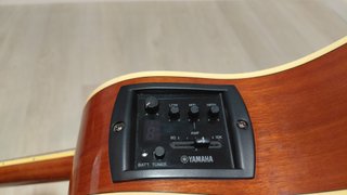 Guitarra Yamaha 12 cuerdas electroacústica + funda