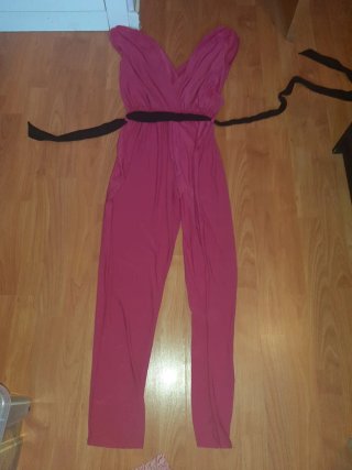 Mono rosa con cinturón negro
