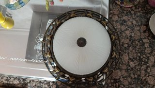 Plafón de techo dorado, azul, y blanco