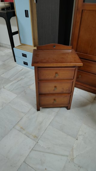 Conjunto dormitorio madera: escritorio y mesillas