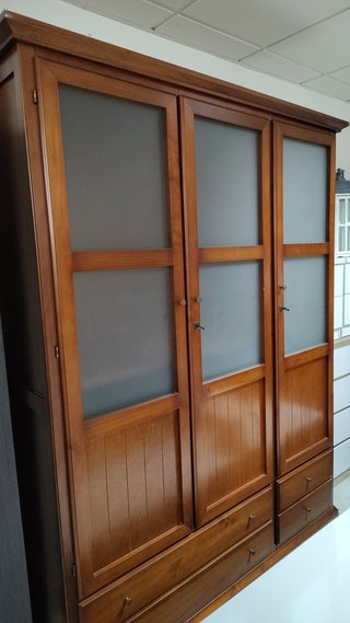 Conjunto dormitorio madera: escritorio y mesillas