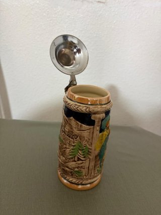 Jarra de cerámica decorada con metal