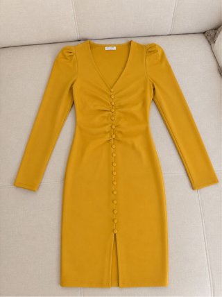 Vestido amarillo ajustado con botones.