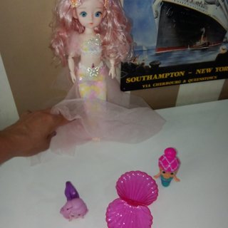 Muñeca sirena con vestido brillante