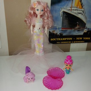 Muñeca sirena con vestido brillante