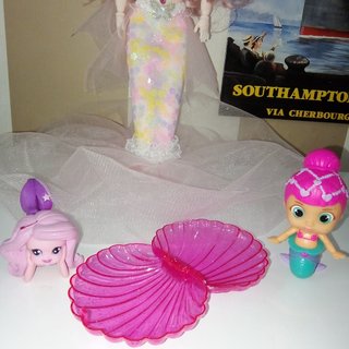 Muñeca sirena con vestido brillante