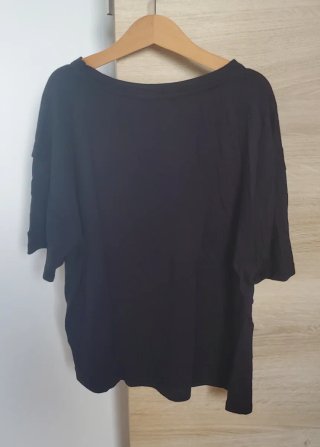 Camiseta negra con rosas