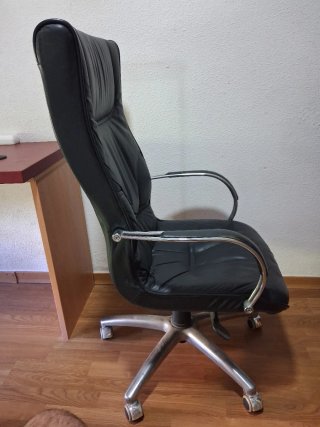 Poltrona da ufficio nera, molto comoda e reclinabile