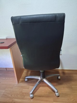 Poltrona da ufficio nera, molto comoda e reclinabile