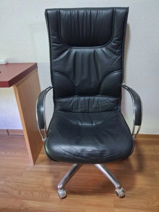 Poltrona da ufficio nera, molto comoda e reclinabile