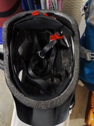 Casco de bicicleta blanco y negro