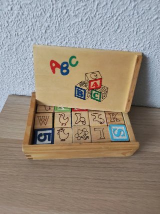Bloques de madera ABC con caja