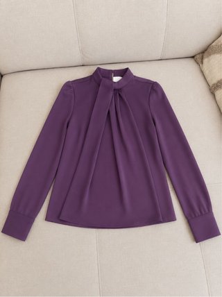 Camiseta morada cuello alto. Tallas - S, M, L