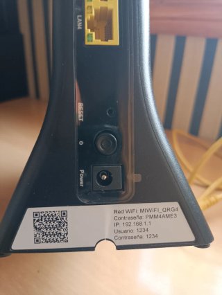 Router Sagemcom con adaptador y cable ethernet